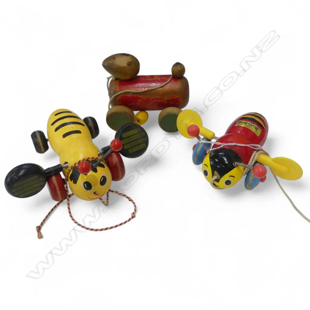 3 WOODEN PULL ALONG TOYS; 2 BUZZY BEES L.165mm Image 1++