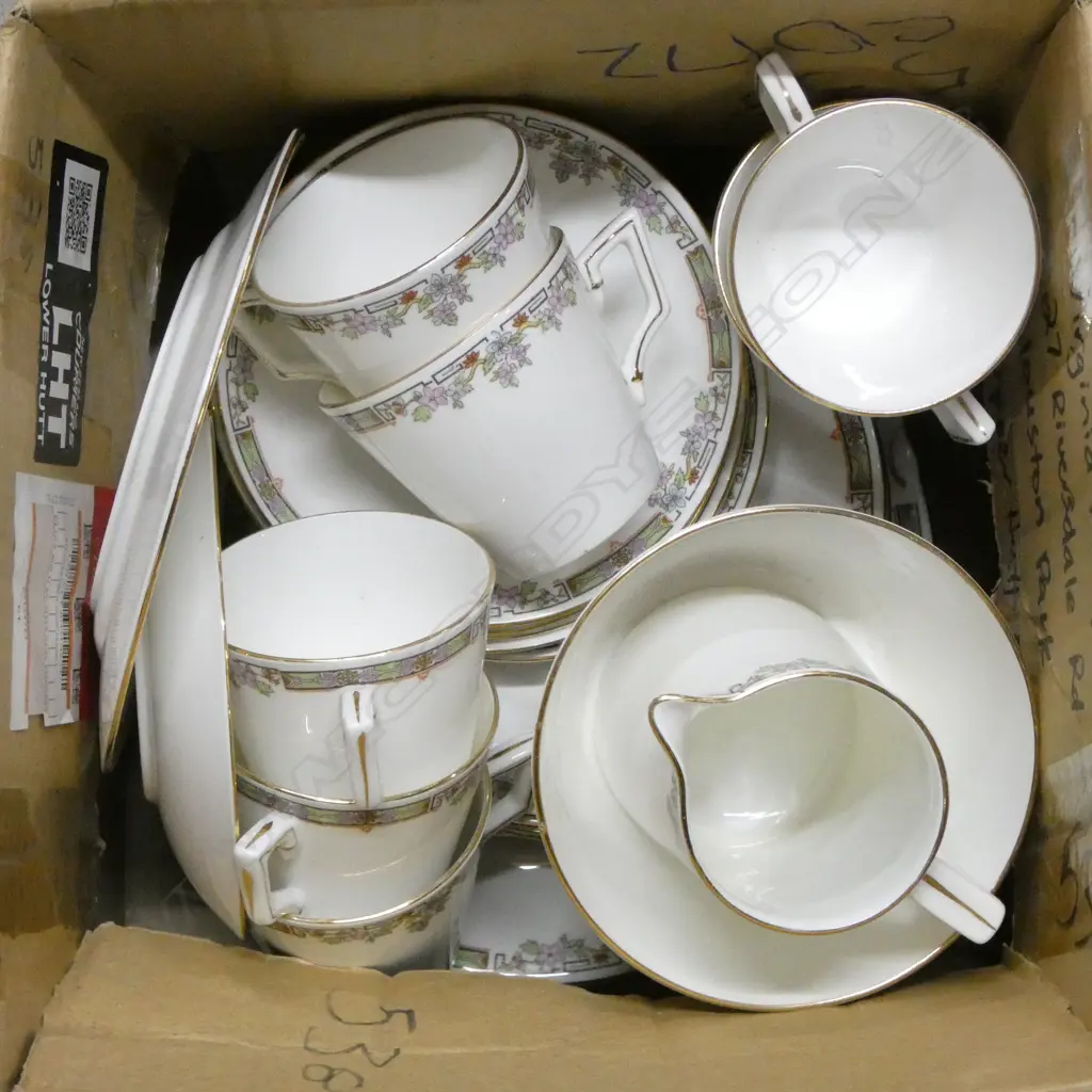 SHELLEY CHINA TEASET 7CSPS C/SUGAR CAKE PLATE GILT FLORAL PAT Image 1++