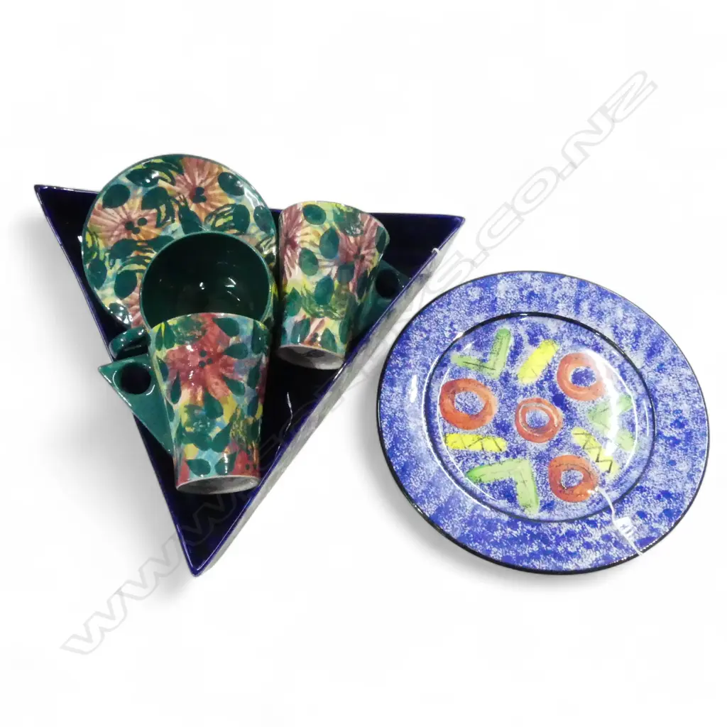 5 PCES BOB STEINER POTTERY; 2 MUGS, C/S, PLATE & TRIANGLE DISH Image 1++