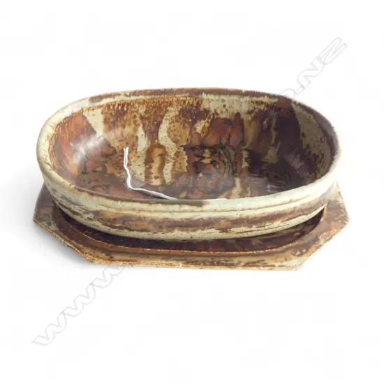 2PCS NZ STUDIO POTTERY by FRANK LIGHT, DISH & PLATE, SIGNED, L.260 & 270mm