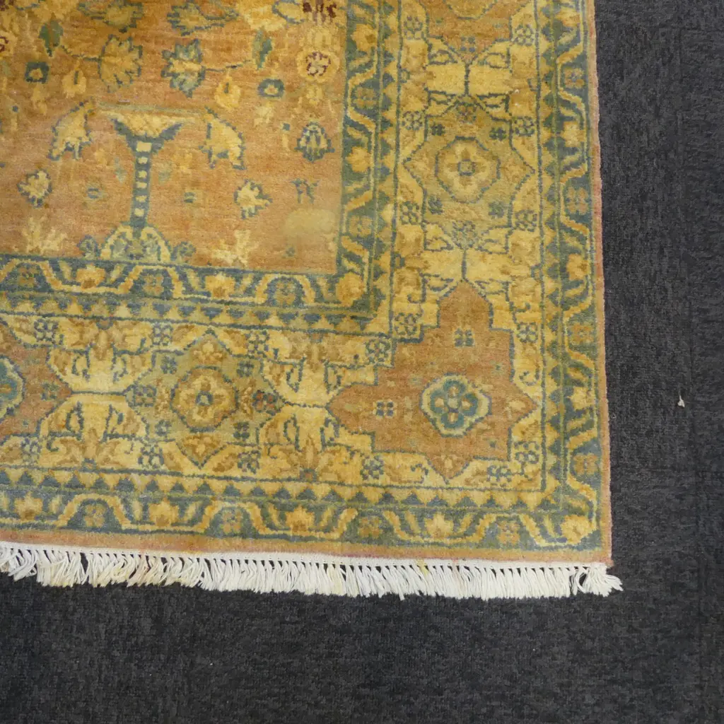 A large Persian Sarouk style hand knotted rug, Image 1++