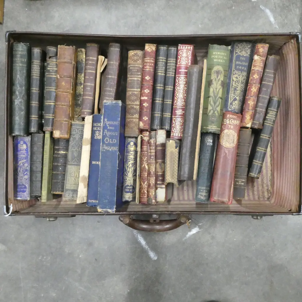 SUITCASE w. ANTIQUE BOOKS Image 1++