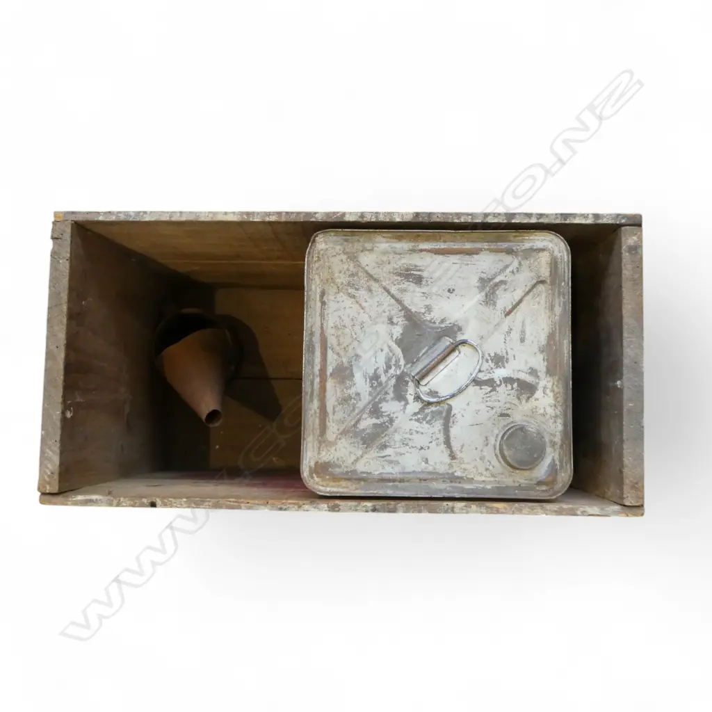 VINTAGE CRATE FOR LAUREL KEROSENE, KEROSENE TIN FROM BLUE PENNANT, 500ML   CASTROL OIL POURER. Image 1++