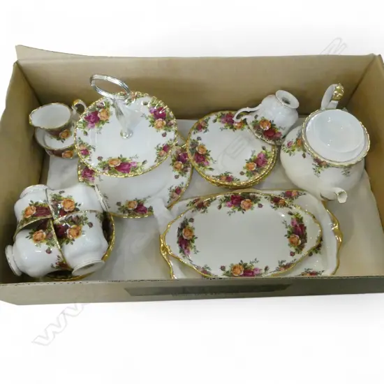 21 PCE ROYAL ALBERT 'OLD COUNTRY ROSES' TEA SET