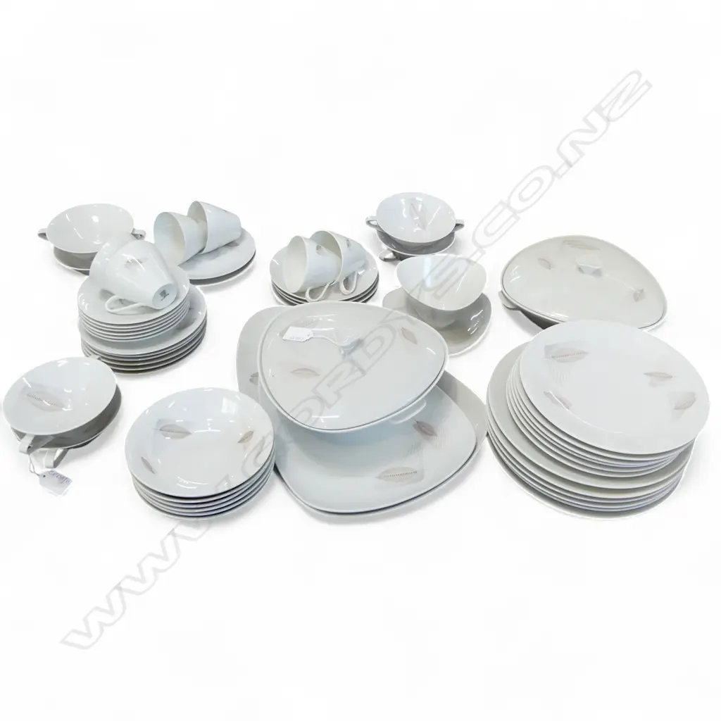 HUTSCHENREUTHER 'DIADEM' DINNER SET Image 1++