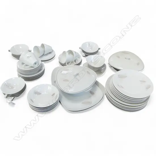 HUTSCHENREUTHER 'DIADEM' DINNER SET