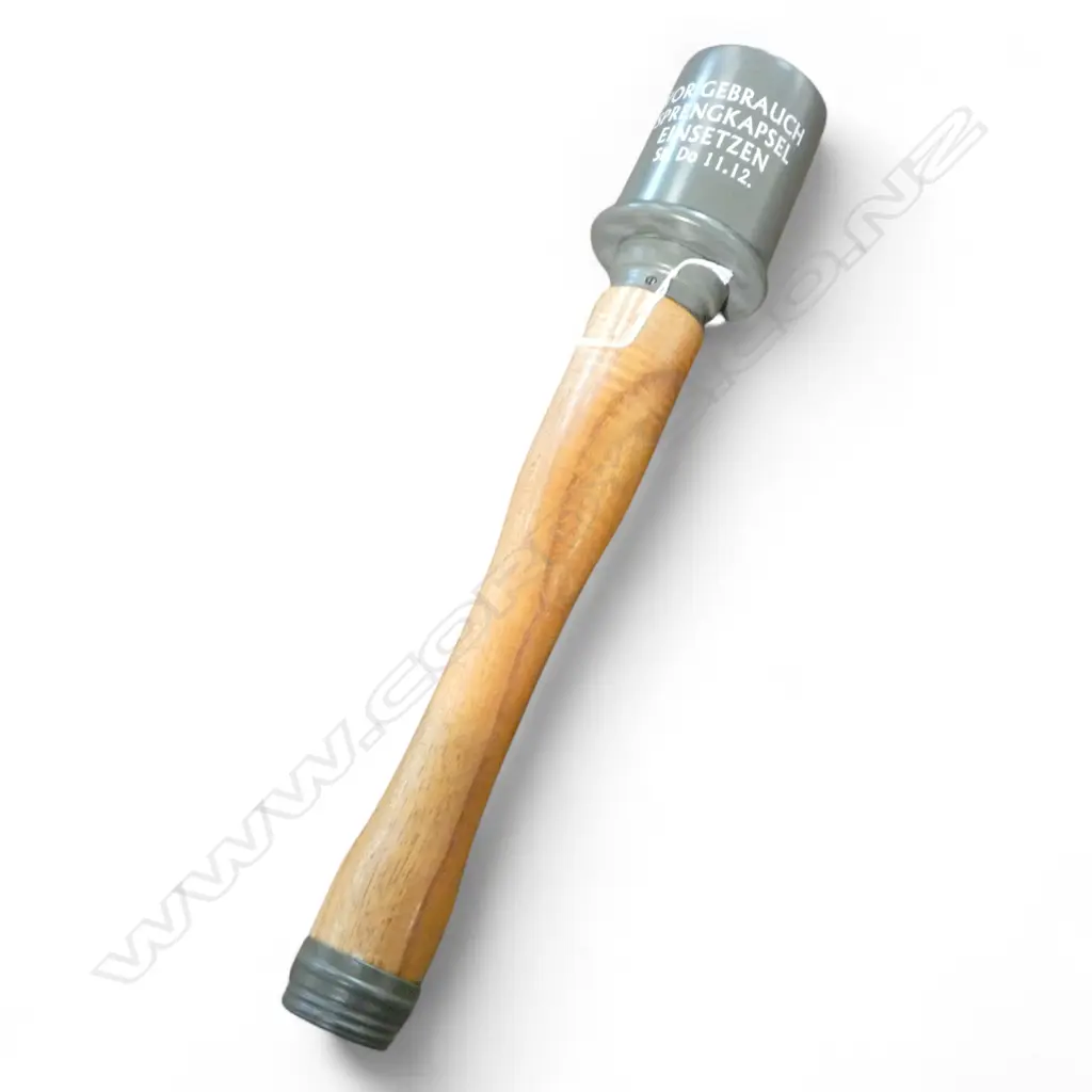 REPRODUCTION WORLD WAR TWO GERMAN STICK GRENADE WITH WOODEN HANDLE,  WITH REMOVABLE SCREW CAP FOR IGNITION CORD L.360mm Image 1++