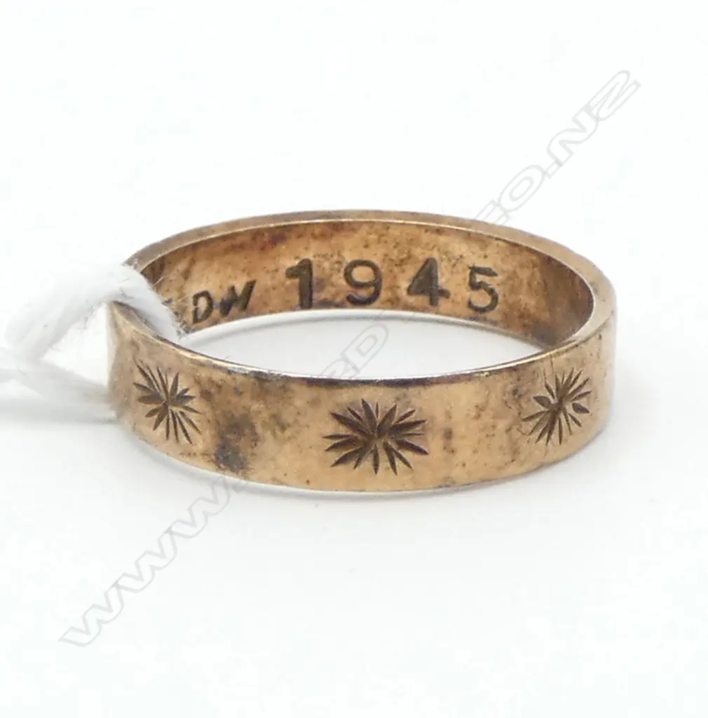 9ct GOLD BAND indented star repeating designs 1.94gms SIZE K Image 1++