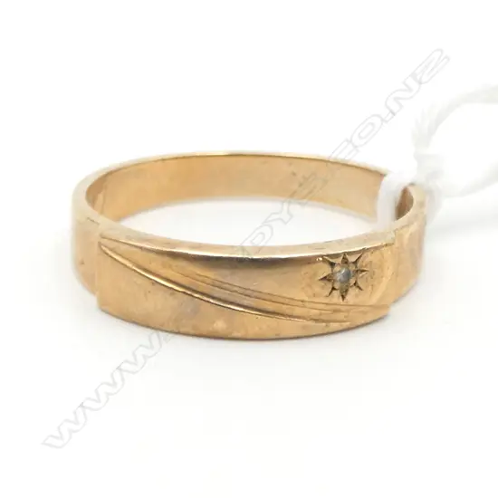 9ct GOLD & DIAMOND RING, 4.45gms SIZE V