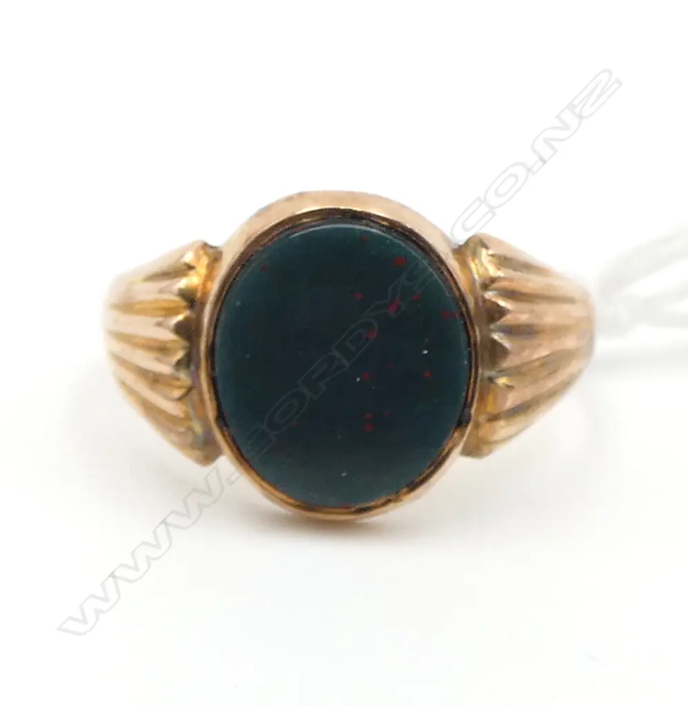 9ct R/GOLD & BLOODSTONE PANEL SIGNET RING 1.78gms shank needs repair SIZE P Image 1++