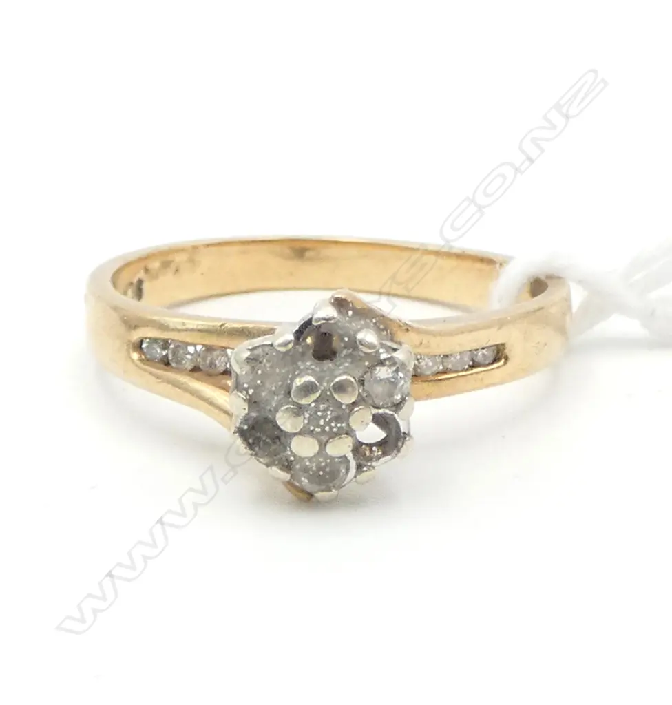 9ct GOLD & DIAMOND RING 2.71gms diamonds missing, shank bent SIZE M1/2 Image 1++