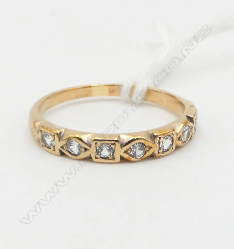 VINTAGE 9ct GOLD 7 WHITE STONE BAND RING 1.9gms size N Image 1++