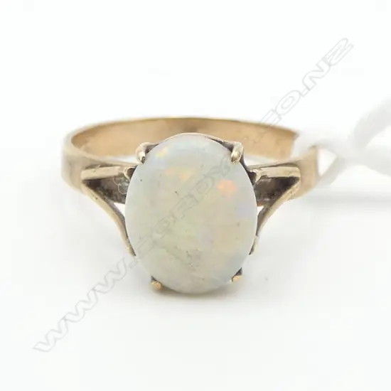 VINTAGE 9ct GOLD & OPAL CABOCHON RING 4 claw mount 2.2gms SIZE N 1/2