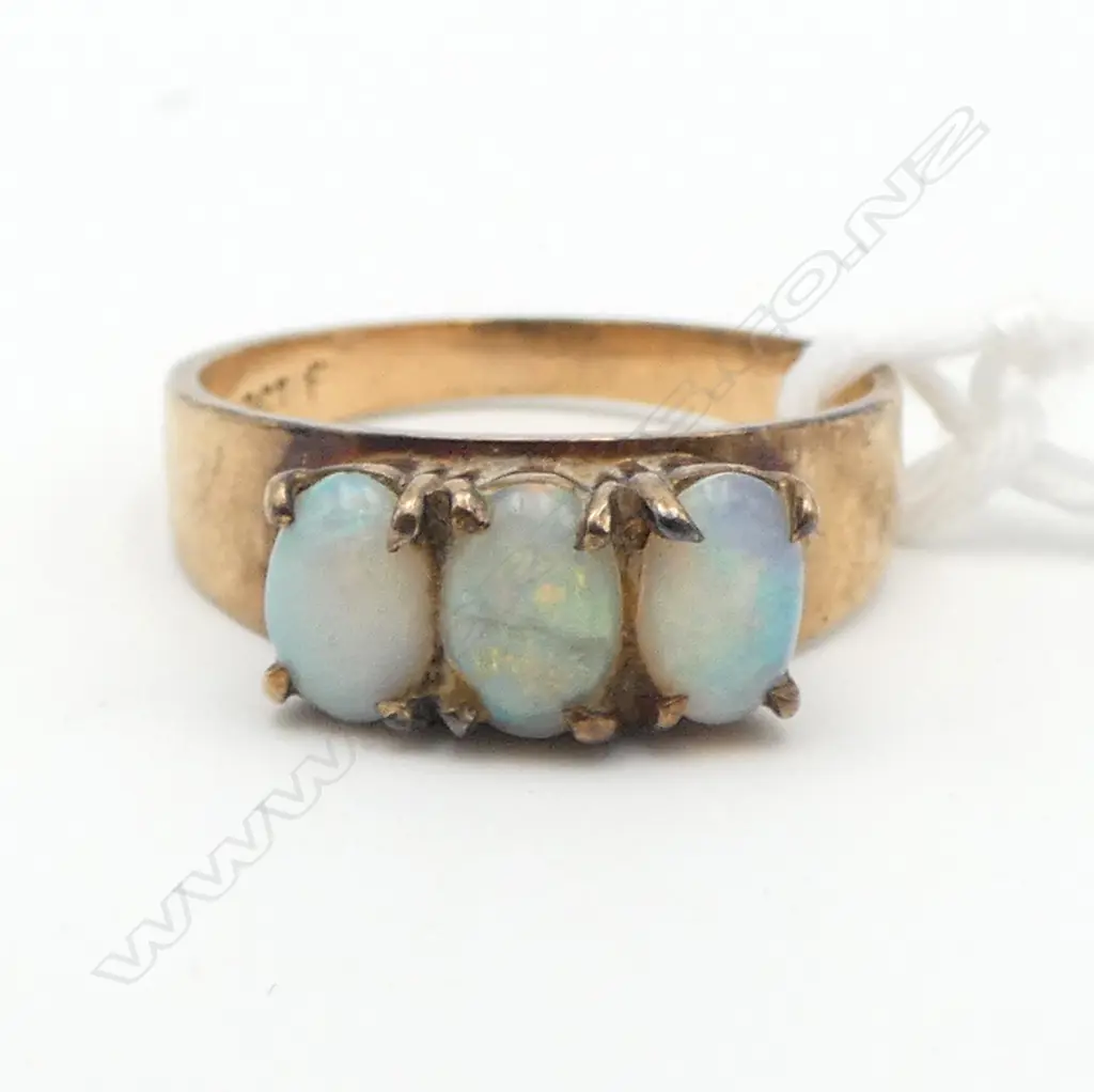 VINTAGE 9ct GOLD & 3 OPAL RING cabochon stones 3.05gms center stone w. faults SIZE N Image 1++