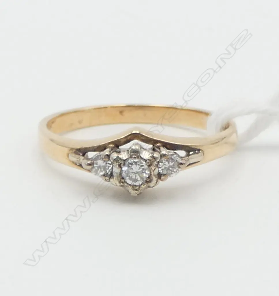 9ct GOLD & 3 DIAMOND RING 1.86gms SIZE N Image 1++