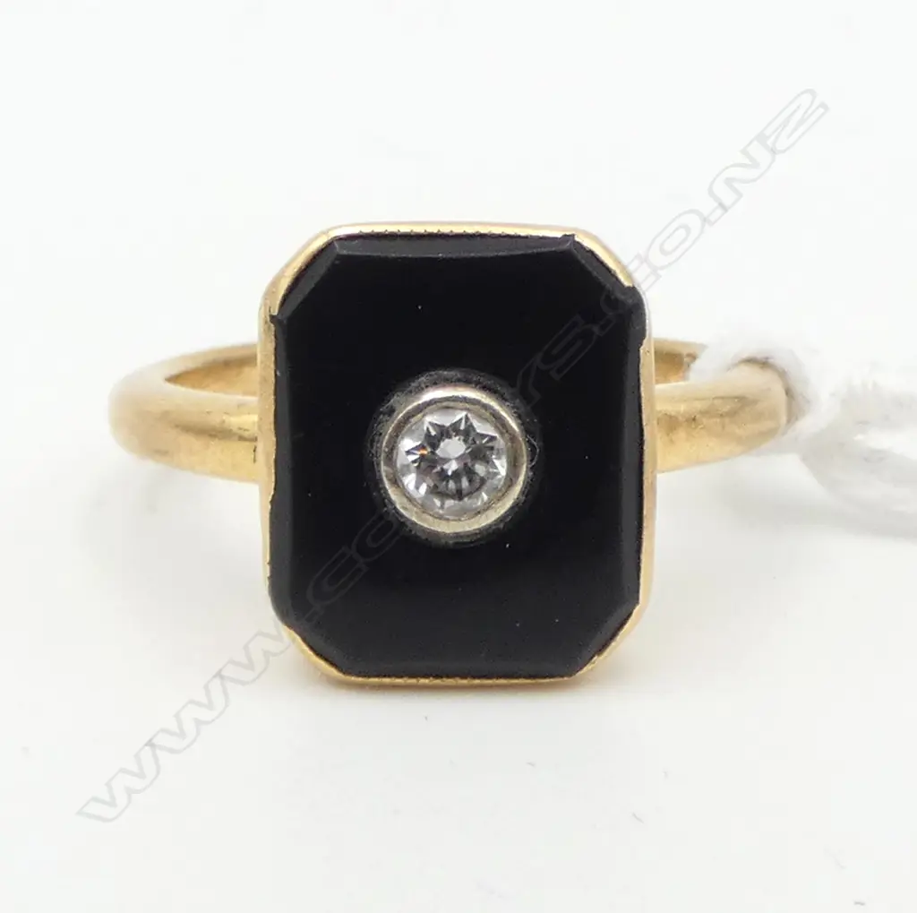 14ct GOLD ONYX & DIAMOND RING 3.8gms. Some wear to rub-over mount SIZE L Image 1++