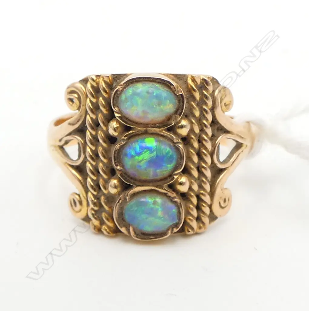 18CT GOLD AND OPAL RING 3.14gms SIZE L Image 1++