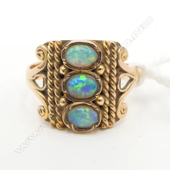 18CT GOLD AND OPAL RING 3.14gms SIZE L
