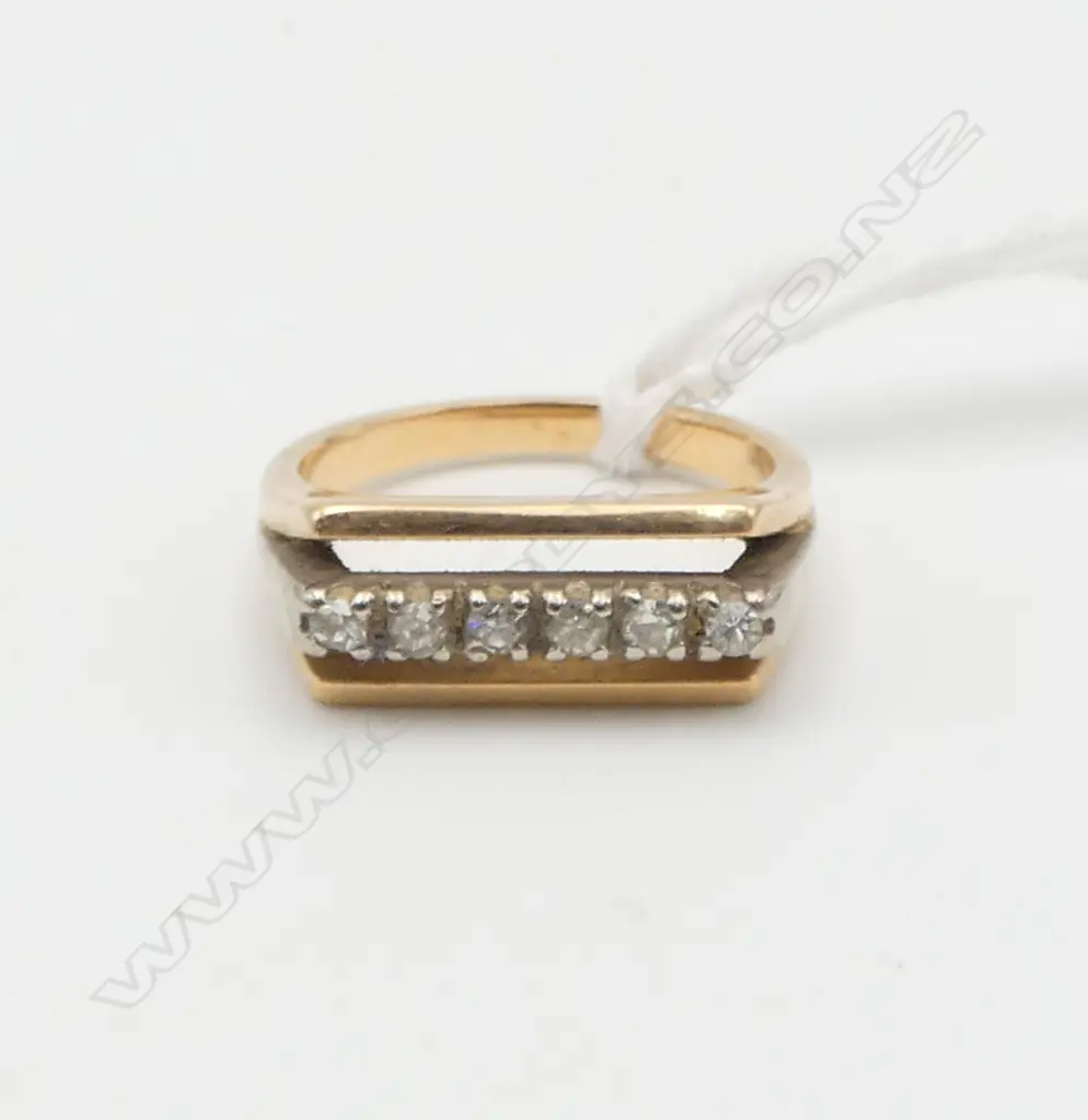 RETRO 18CT GOLD AND DIAMOND RING SIZE J 1/2 Image 1++