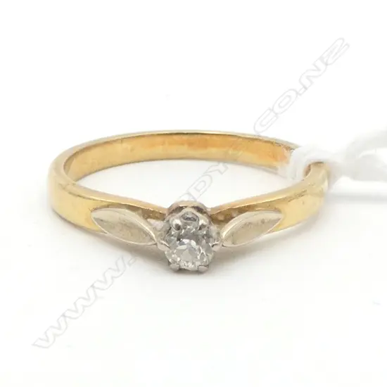 18ct GOLD & DIAMOND SOLITAIRE RING 3gms