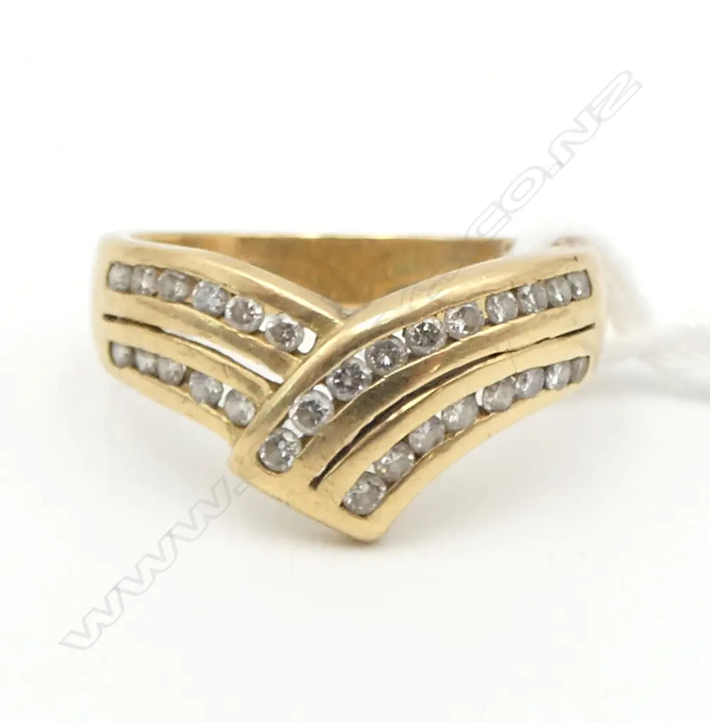 18ct YELLOW GOLD & 29 DIAMOND cross-over style RING 5.7gms SIZE P Image 1++
