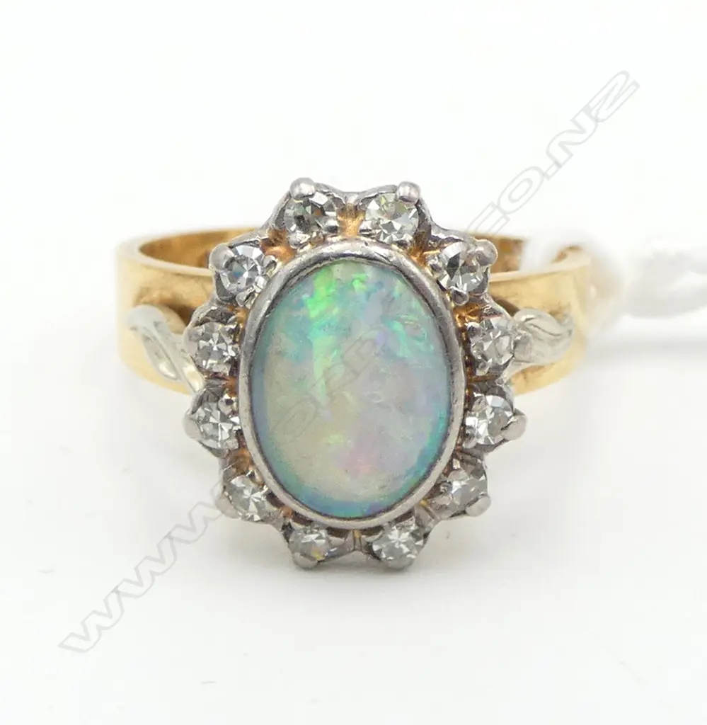 18ct GOLD OPAL cabochon & DIAMOND CLUSTER RING 5.27gms SIZE M Image 1++
