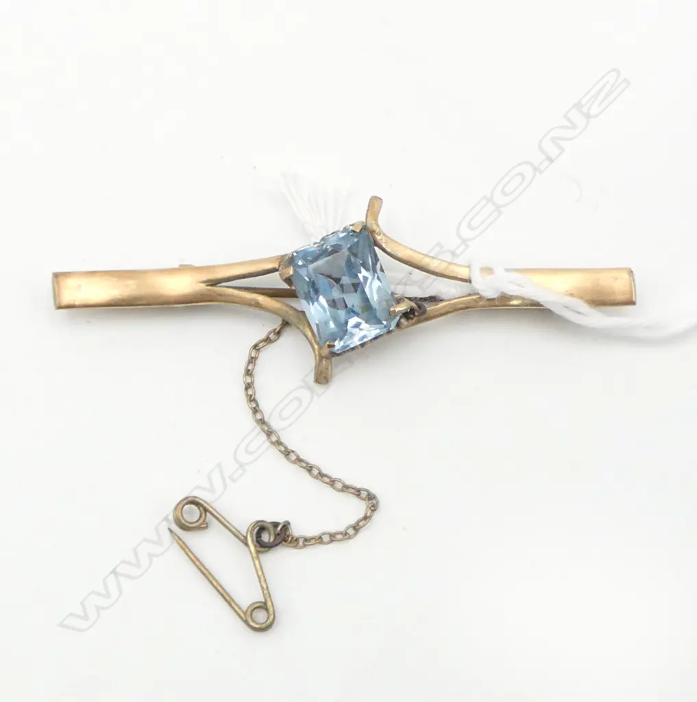 9ct BLUE TOPAZ BAR BROOCH 4.2gms Image 1++