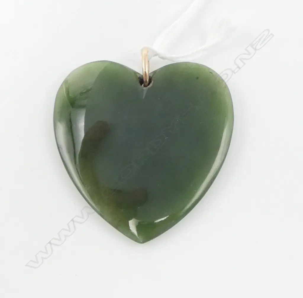 LARGE GREENSTONE HEART WITH 9ct GOLD RING Image 1++