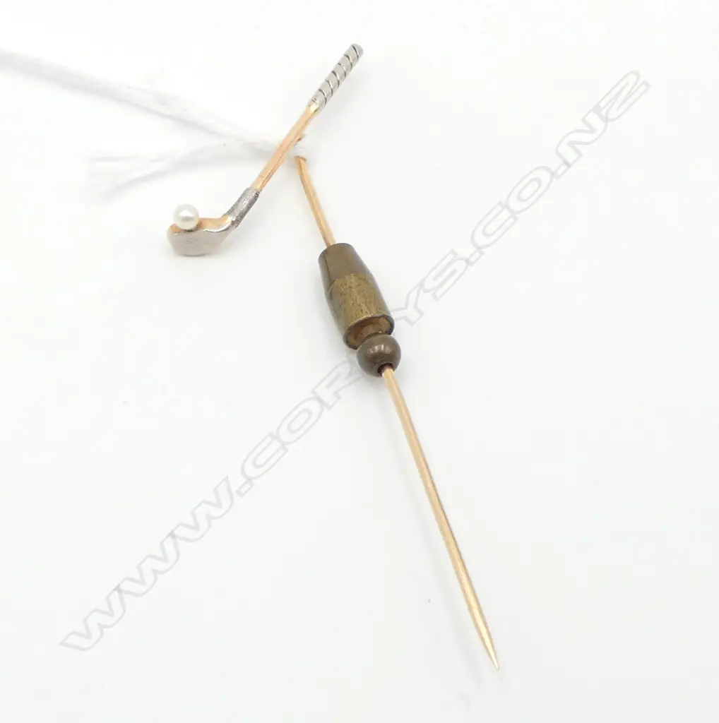 vintage 15ct GOLD GOLF CLUB BROOCH with cultured pearl ball 2.4gms w brass keeper Image 1++
