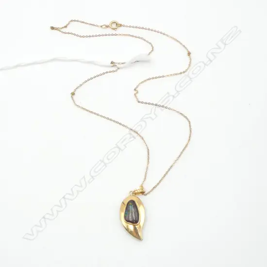 18ct gold framed boulder OPAL PENDANT 4.1gm on gold plate NECKLACE