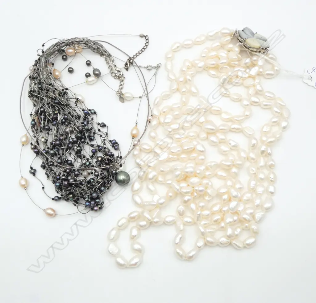 6 PEARL NECKLACES Image 1++