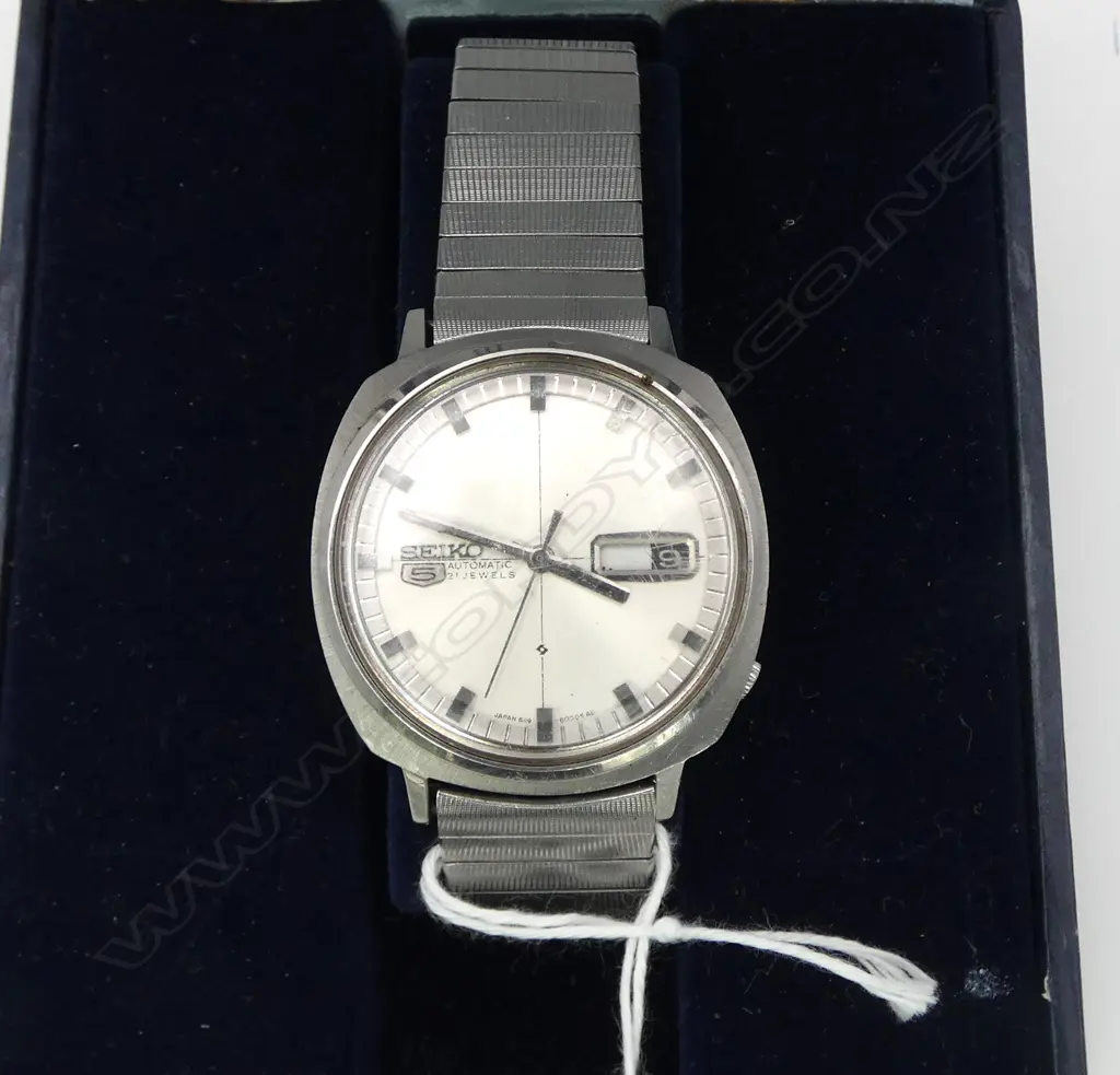 VINTAGE SEIKO '5' AUTOMATIC stainless GENT'S WRISTWATCH in box. Running Image 1++