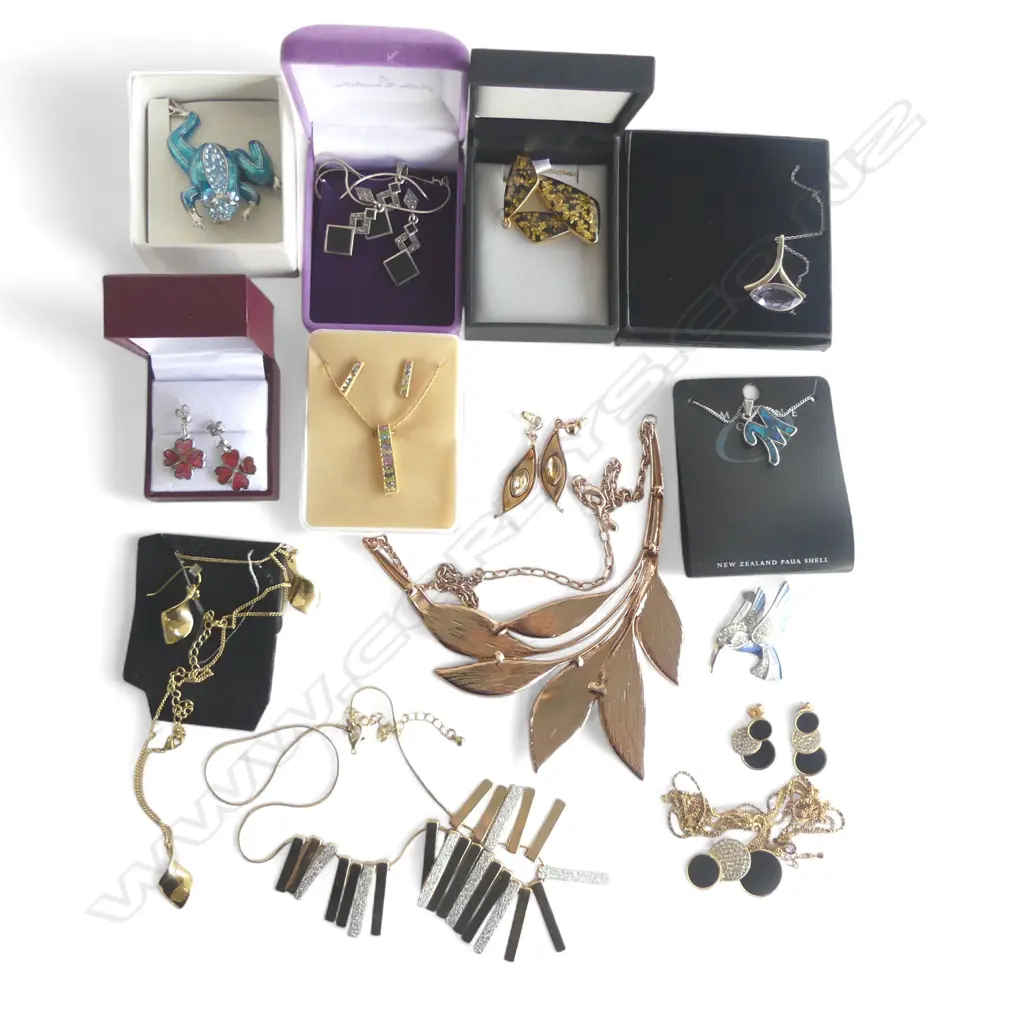 ASST. COSTUME JEWELLERY, SOME BOXED Image 1++