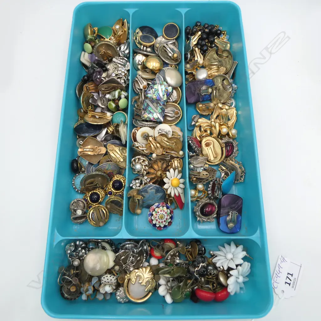 ASST. COSTUME JEWELLERY CLIP ON EARRINGS, etc Image 1++