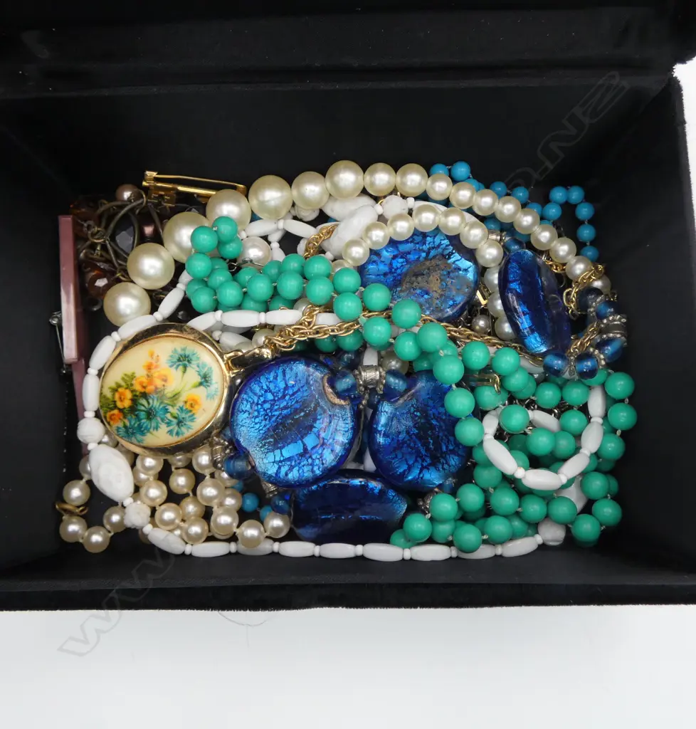 ASST. COSTUME JEWELLERY IN VELVET JEWELLERY BOX 185x135x90mm Image 1++
