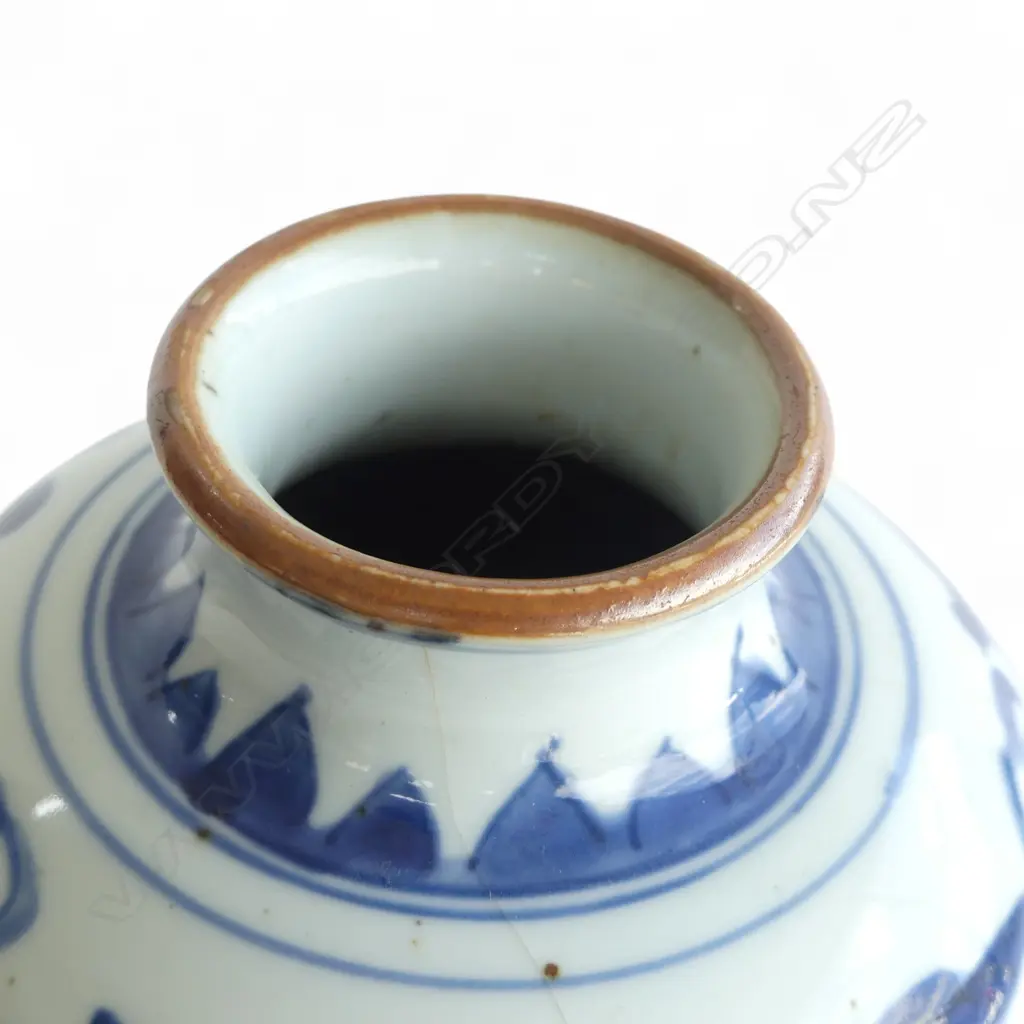 CHINESE B/W VASE H.180mm, HAIRLINE Image 1++