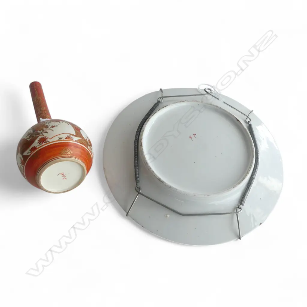 JAPANESE KUTANI PLATE DIA230MM & KUTANI BOTTLE VASE H180MM Image 1++