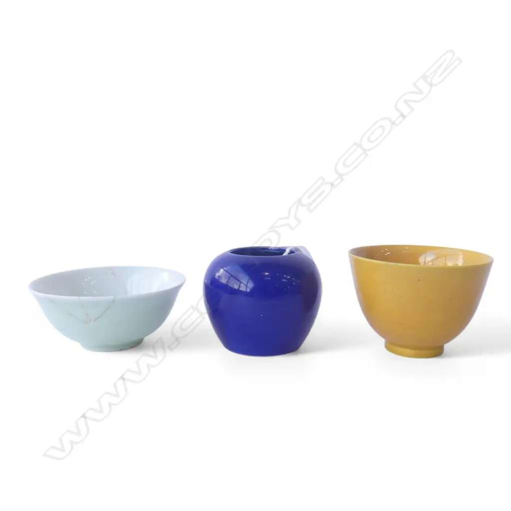 3 ORIENTAL PCES; 2 CUPS (REPAIRS) + BLUE VASE H.50mm Image 1++