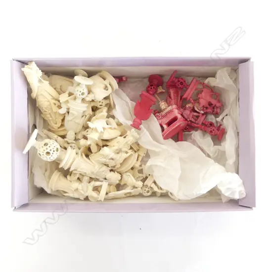 IVORY ORIENTAL CHESS SET; NATURAL & RED DYED PCES H.140mm 