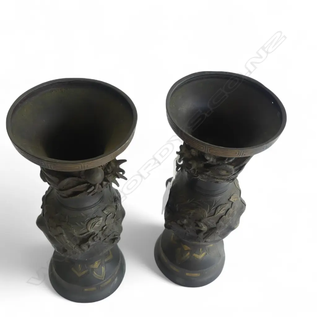PR VICTORIAN JAPANESE BRONZE VASES, THREE-CLAW DRAGON IN RELIEF DECORATION, H.240mm Image 1++