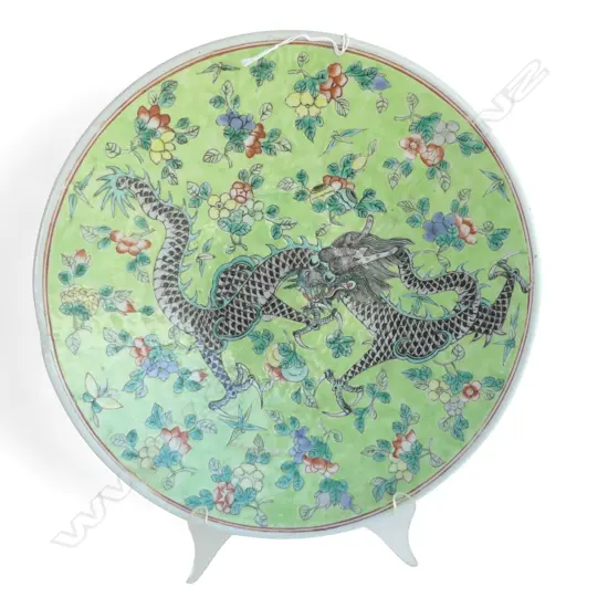 OLD JAPANESE PORCELAIN CHARGER, DECORATED WITH THREE-CLAW DRAGON, ON GREEN COLOURWAY, Dia.293mm 
