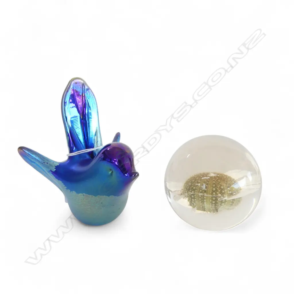 ALAN FOX ART GLASS BIRD, SIGNED TO BASE H.110mm + RESIN KINA PAPERWEIGHT Image 1++