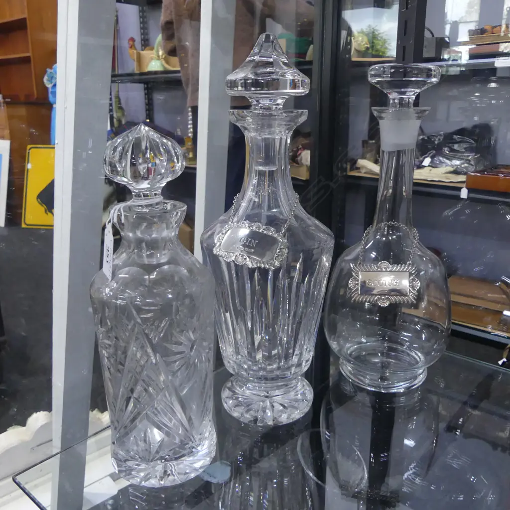 3 CRYSTAL DECANTERS (1 WATERFORD H.320mm) + 2 LABELS (1 STG) Image 1++