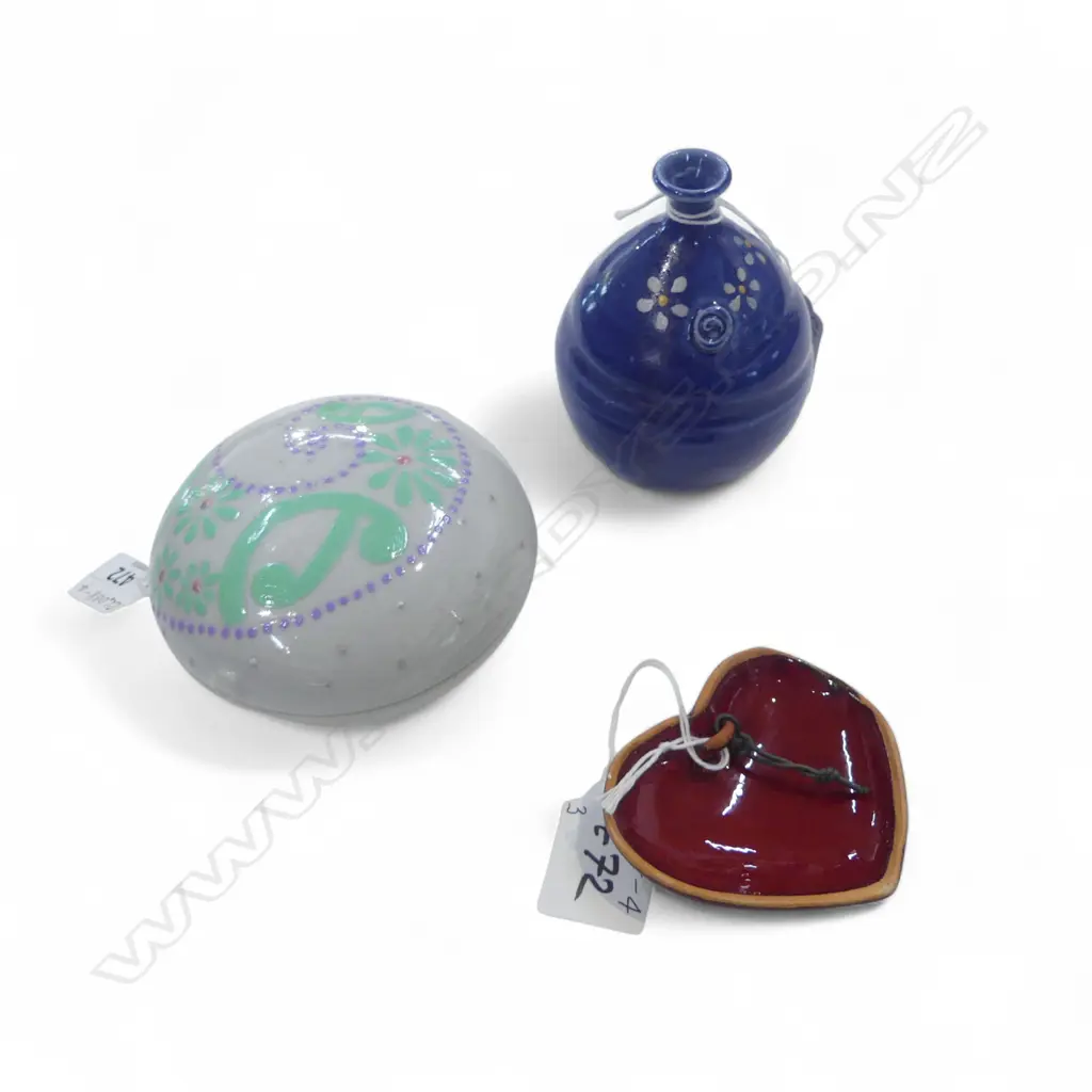 3 PCS KEUM SUN LEE PORCELAIN, TRINKET BOX, SML VASE & HEART Image 1++