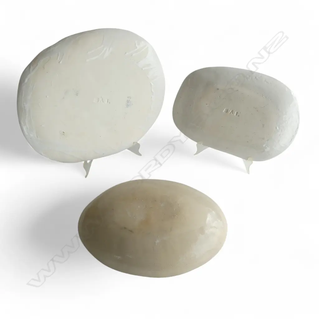 3 X OVAL POTTERY DISHES, LACE & FLORAL PATTERN, SIGNED SAL,LGST 320MM Image 1++