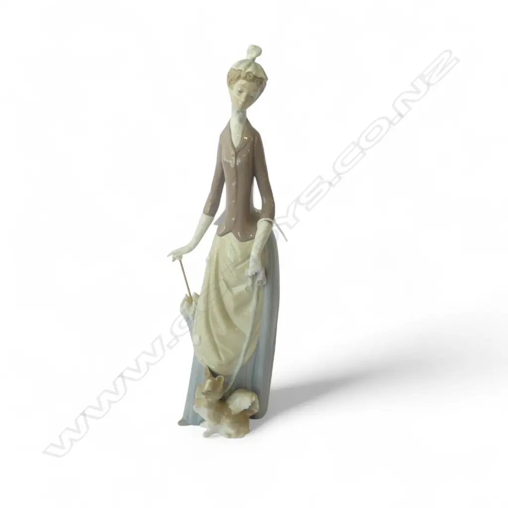 LLADRO WOMAN w. UMBRELLA & DOG H.355mm Image 1++