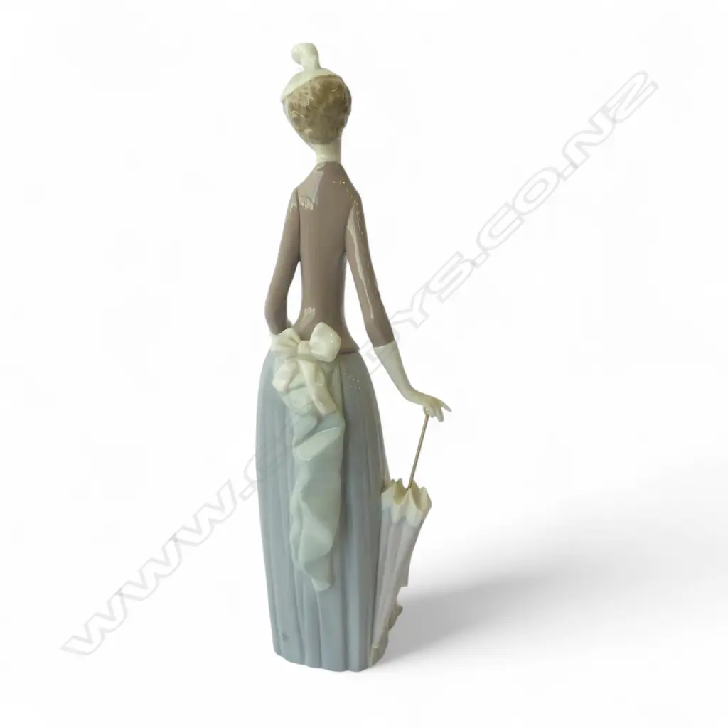 LLADRO WOMAN w. UMBRELLA & DOG H.355mm Image 1++