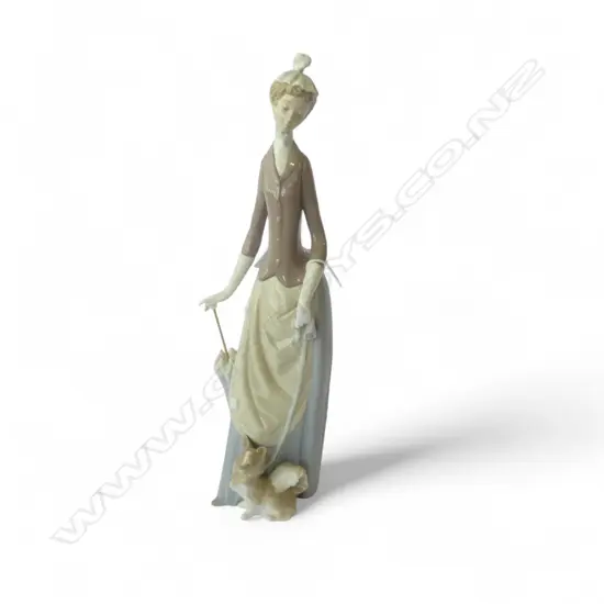 LLADRO WOMAN w. UMBRELLA & DOG H.355mm