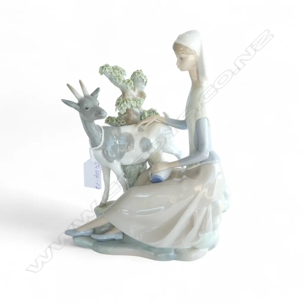 LLADRO FIGURE OF MILKMAID, H.250mm Image 1++