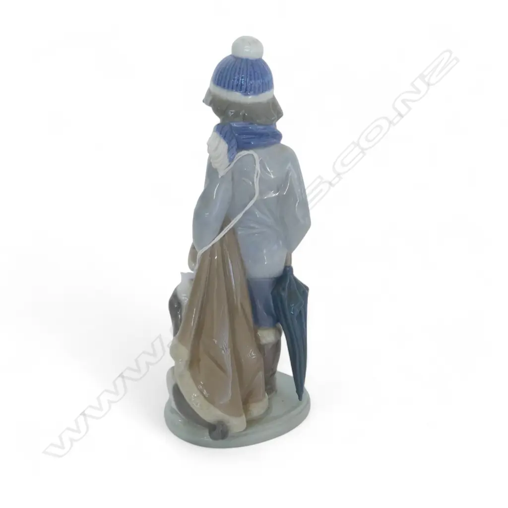 LLADRO FIGURE BOY WALKING DOG H200MM Image 1++